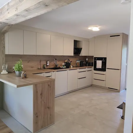 Haus Huettenberger Sanja *